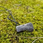 Collana artigianale con ciondolo “Ascia”