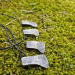 Collana artigianale con ciondolo “Ascia”